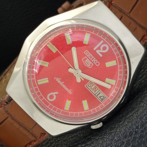 Vintage 1981 Seiko Automatic Mens Silver Watch W/daydate & Red accents - Picture 1 of 10